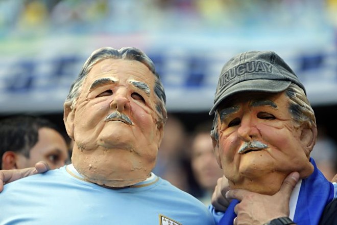 Torcedores uruguaios vão ao jogo fantasiados de presidente Pepe Mujica |