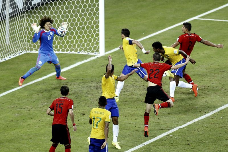 Foram quatro grandes defesas do goleiro do México, Ochoa, durante a partida | Reuters