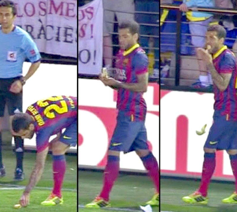 Daniel Alves, do Barcelona, reagiu a agressão racista, pegando, descascando e comendo uma banana lançada por torcedor | Reprodução