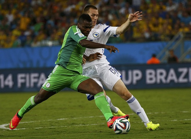 Emenike disputa jogada com Sunjic |