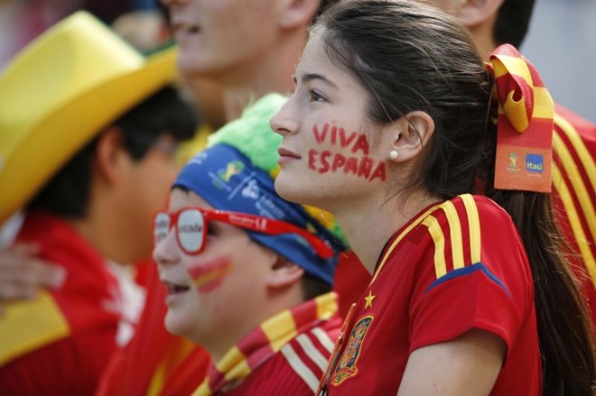 Apesar do jogo não valer classificação, milhares de torcedores da Espanha ocuparam a Arena da Baixada |