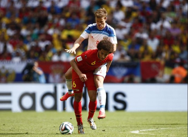 Witsel tenta se livrar da marcação de Kokorin |