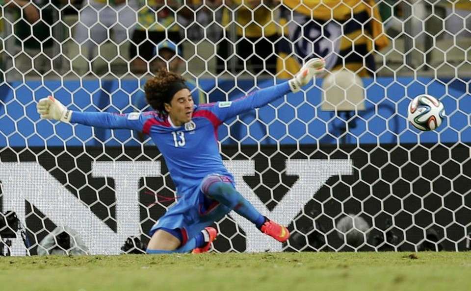 Goleiro Guillermo Ochoa, do México, fechou o gol e foi um dos destaques da partida |