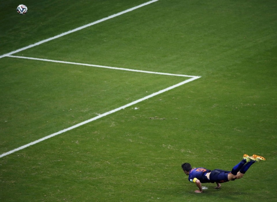 Van Persie mergulha para fazer um golaço de peixinho, empatando o duelo com a Espanha | Fabrizio Bensch/Reuters