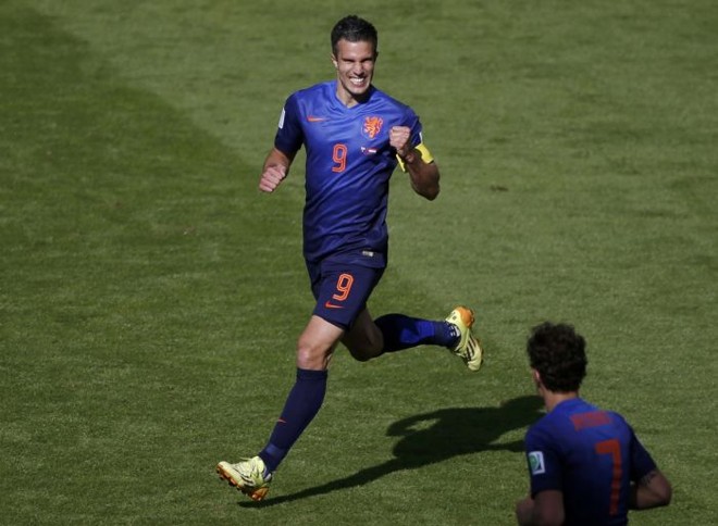 Van Persie comemora segundo gol da Holanda contra a Austrália |