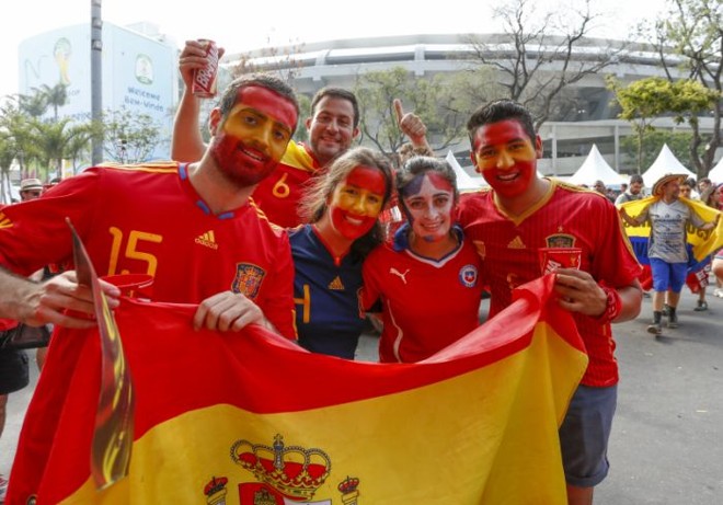 Torcida da Espanha até fez festa antes do jogo com o Chile |