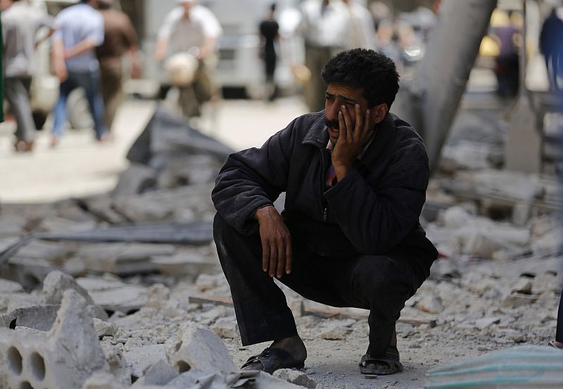 Homem observa destroços de área atingida por ataques de rebeldes sírios | REUTERS / Nour Kelze