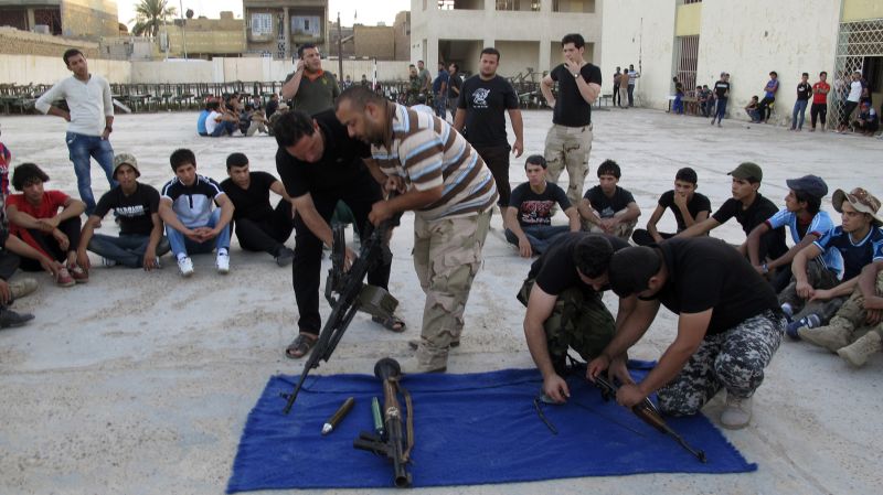 Militares treinam voluntários do exército iraquiano em Bagdá, para lutar contra sunitas | Ahmed Malik/Reuters