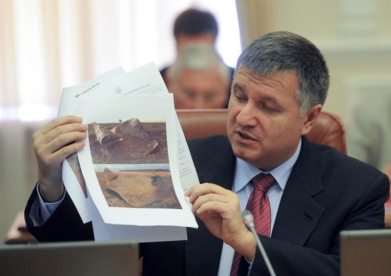 O ministro do Interior da Ucrânia, Arsen Avakov, é um dos alvos da ordem de busca e captura | EFE/Andriy Kravchenko/Pool