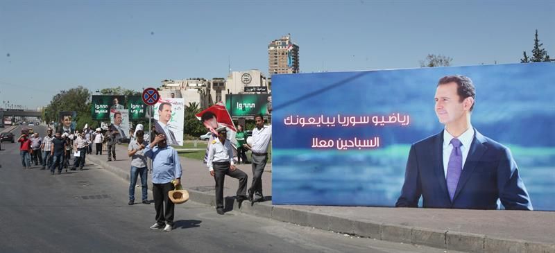Fotos gigantes do atual presidente sírio Bashar Al-Assad circulam pela capital do país dois dias antes das eleições | EFE/EPA/Youssef Badawi