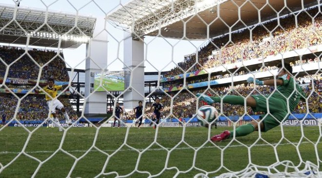 Momento da cobrança de pênalti feita no goleiro japonês Eiji Kawashima, que falhou na defesa |
