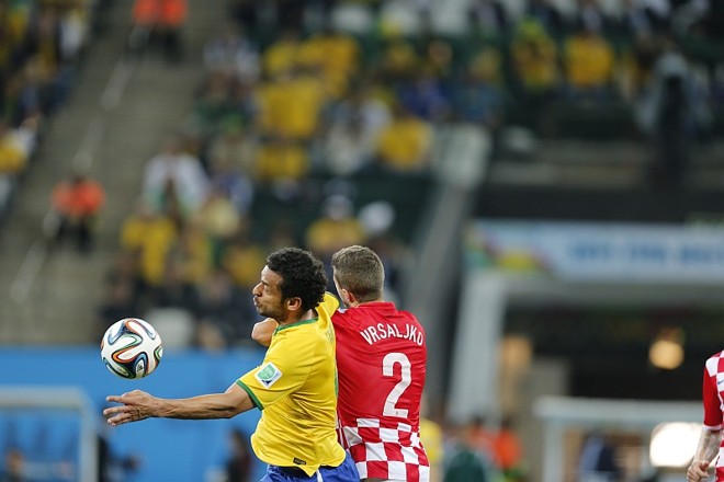 Fred tenta superar Vrsaljko no corpo | 