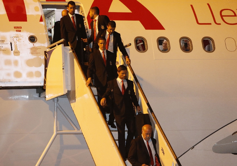 Puxada pelo técnico Del Bosque, a delegação espanhola chegou ontem a Curitiba. Primeiro treino será hoje a tarde | Rodolpho Buhrer/ Reuters