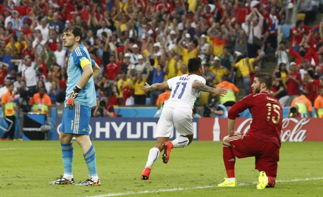 Vargas comemora gol do Chile contra a Espanha. Partida é decisiva para Grupo B |