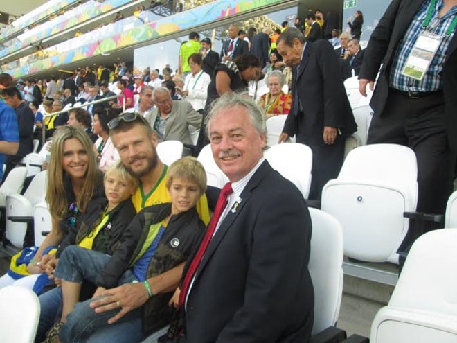 Na abertura do Mundial da Fifa, em São Paulo: em primeiro plano, Mario Celso Cunha, coordenador da Copa do Mundo no Paraná, com os atores da Globo, Fernanda Lima e Rodrigo Hilbert, e seus filhos, João e Francisco | 