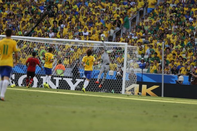 Julio César espalma chute forte de Herrera |