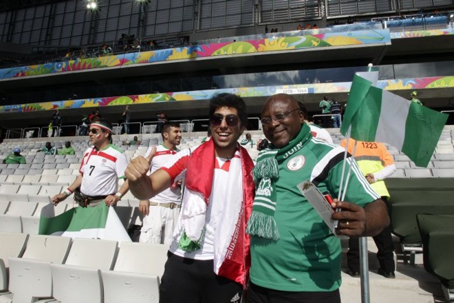 Torcedor do Irã posa ao lado de torcedor da Nigéria | 