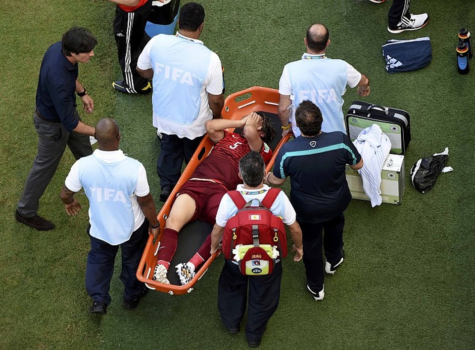 Coentrão sai de maca do campo da Fonte Nova: Copa durou menos de uma partida para lateral de Portugal | Reuters