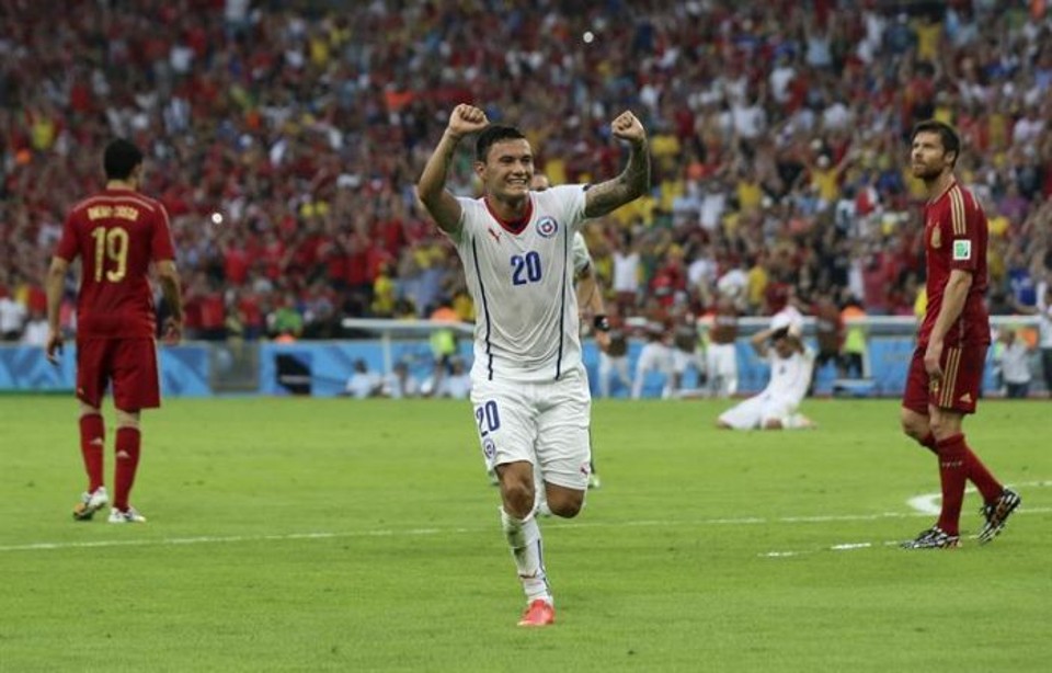 O volante chileno Aránguiz comemora o gol contra a Espanha | EFE / Antonio Lacerda