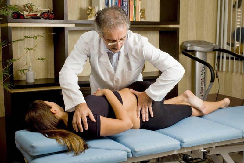 A fisioterapia manual é uma das etapas do tratamento sem cirurgia para hérnia de disco, uma das lesões da coluna mais recorrentes | Arquivo/ Gazeta do Povo