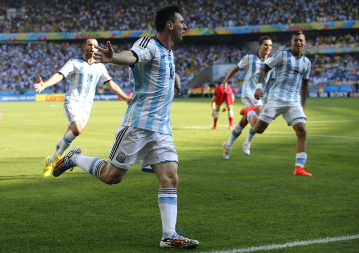 Lionel Messi chutou de fora da área para marcar gol salvador da Argentina contra o Irã | EFE