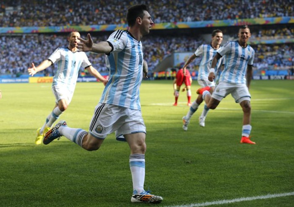 Lionel Messi chutou de fora da área para marcar gol salvador da Argentina contra o Irã | EFE