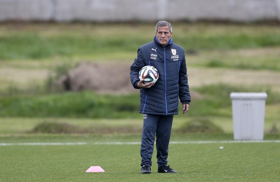 O técnico do Uruguai, Oscar Tabárez, está preocupado com o atacante Luis Suárez | Reuters