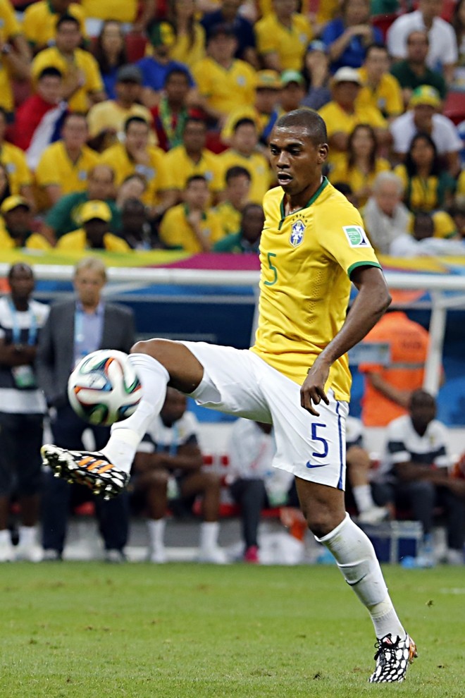 Fernandinho entrou no lugar de Paulinho no intervalo e resolveu a falta de organização no meio-campo brasileiro | Albari Rosa, enviado especial/ Gazeta do Povo