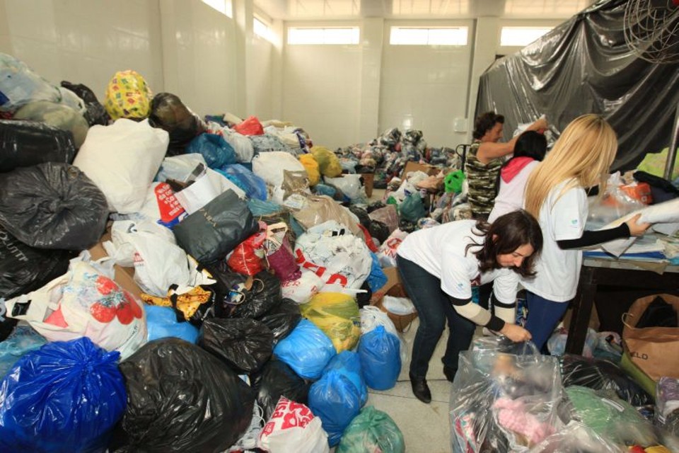 Até ontem, Provopar em Curitiba havia recebido uma tonelada de alimentos e 30 mil roupas | Fotos: Ivonaldo Alexandre/ Gazeta do Povo
