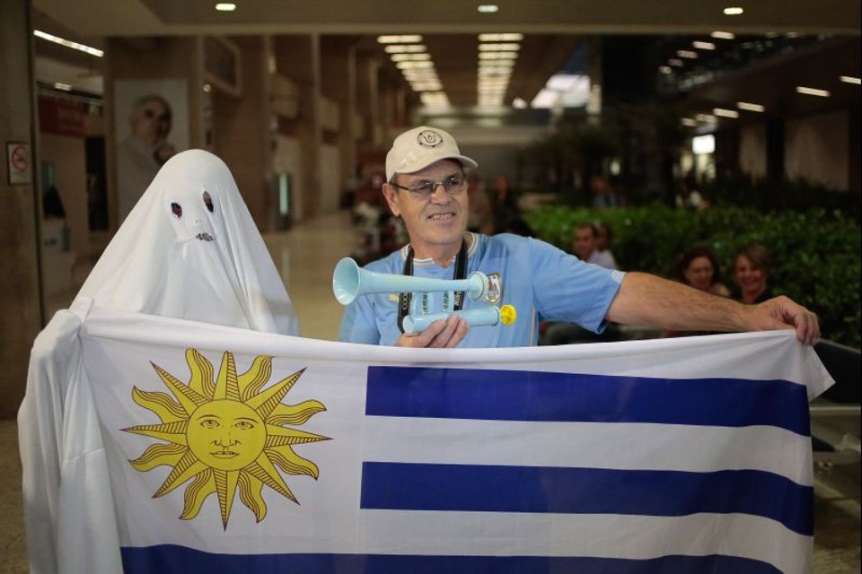 O Fantasma de 50 foi ao aeroporto Carrasco se despedir dos jogadores uruguaios antes do embarque para o Brasil | Pedro Kirilos / Agência O Globo