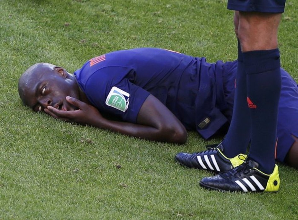 Zagueiro da Holanda Bruno Martins caiu desacordado após choque com atacante da Austrália | Reuters
