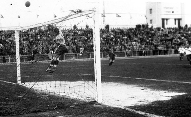 Primeiro jogo: O destaque da partida dado pela Gazeta do Povo em 25 de junho de 1950 era pelo ineditismo de o estado receber uma partida de Copa do Mundo. Em uma época em que a edição de domingo do jornal tinha 16 páginas, o confronto entre Estados Unidos x Espanha ocupou uma página inteira, com informações sobre segurança, alerta sobre a não venda de meio-ingresso, fotos dos destaques das duas seleções | 