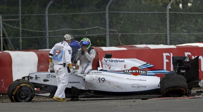 Felipe Massa bateu ao tentar ultrapassar Pérez e foi socorrido logo em seguida sem maiores problemas | 