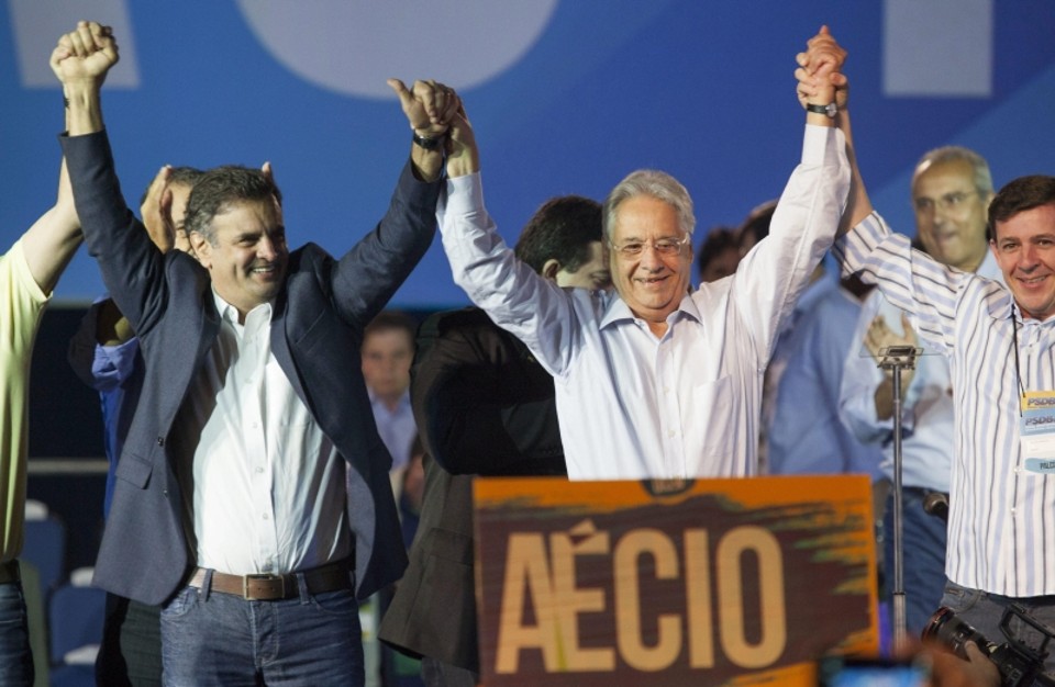 O senador Aécio Neves lança candidatura à Presidência da República neste sábado, em convenção do PSDB em São Paulo. Ao lado, está o ex-presidente Fernando Henrique Cardoso | EFE/Bosco Martin