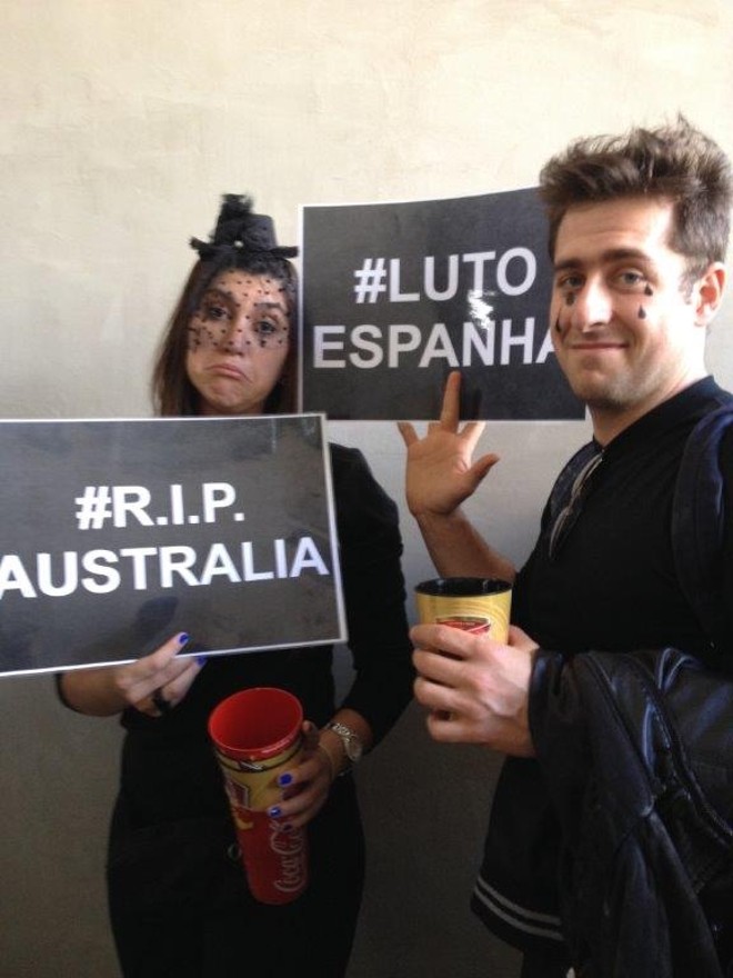 Casal brinca com a desclassificação de Austrália e Espanha |