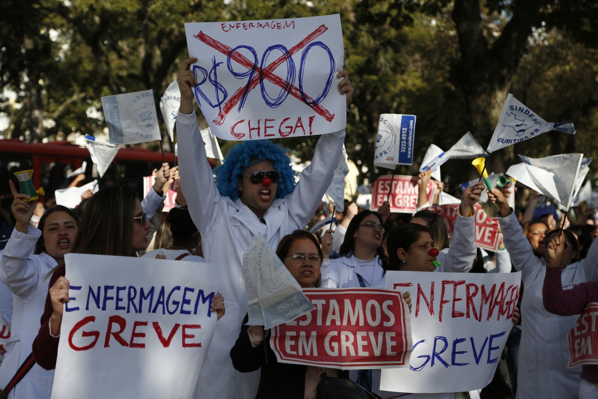 Com cartazes, trabalhadores protestaram por melhores condições de trabalho e salário | Henry Milléo/Agência de Notícias Gazeta do Povo