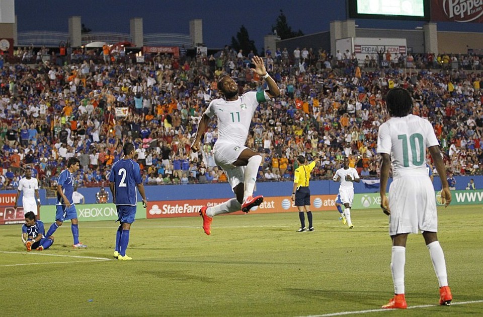 Drogba comemora seu gol com um salto sob os olhares de Gervinho | Mike Stone / Reuters