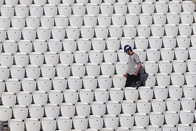 Operário confere o estado dos assentos do Itaquerão. Os últimos foram instalados somente na sexta-feira. | 