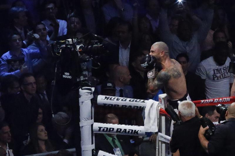 O porto-riquenho Miguel Cotto comemora a vitória sobre o argentino Sergio Martínez, durante a disputa pelo cinturão dos médios | EFE/ Kena Betancur