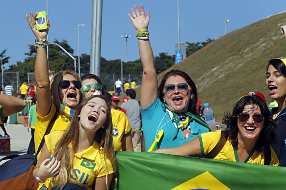 Torcedoras animadas na entrada da Arena Corinthians. Entrada no estádio é tranquila e avaliada positivamente por público | Albari Rosa/Gazeta do Povo