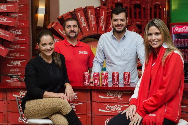 A arquiteta Gisela Miró (à esq.), os diretores da Sportion Marketing Esportivo, Marcos Pinheiro e Daniel Coelho, e Roberta Castro, do marketing da Coca-Cola FEMSA, no bar do Meeting Point montado no Hotel Four Points by Sheraton para os convidados especiais da empresa para os jogos da Copa do Mundo em Curitiba | Geisa Borrelli