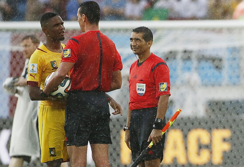Humberto Clavijo, à direita, virou alvo de reclamação dos mexicanos após anular indevidamente por impedimento dois gols de Giovani dos Santos | EFE