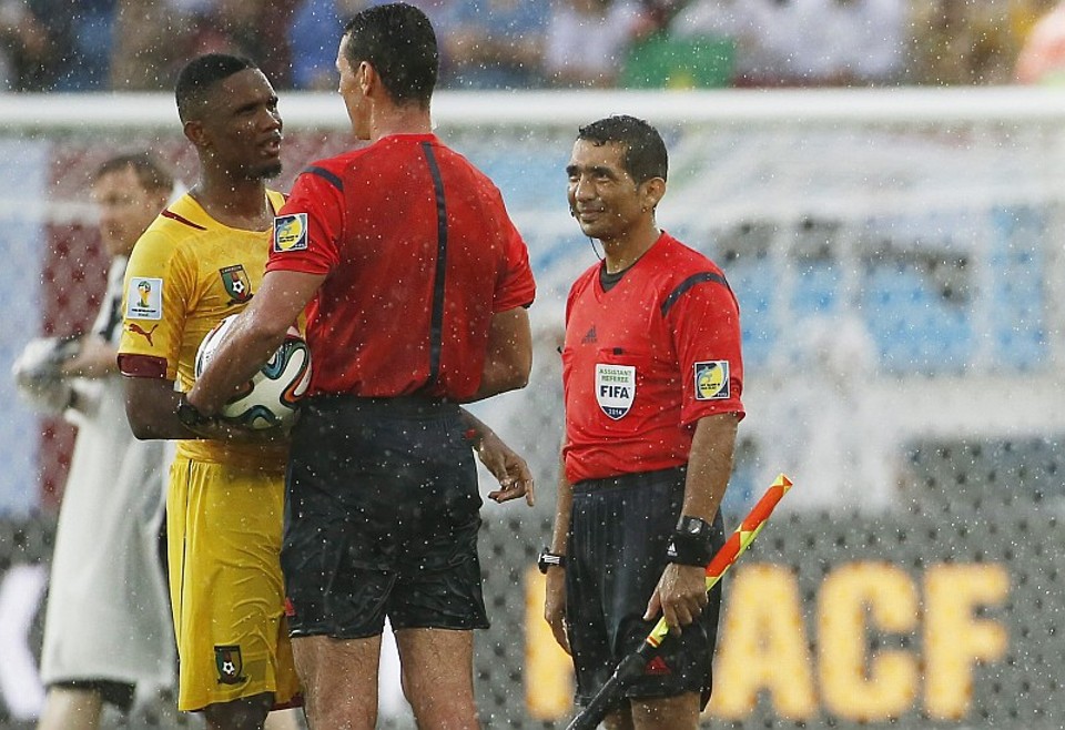 Humberto Clavijo, à direita, virou alvo de reclamação dos mexicanos após anular indevidamente por impedimento dois gols de Giovani dos Santos | EFE