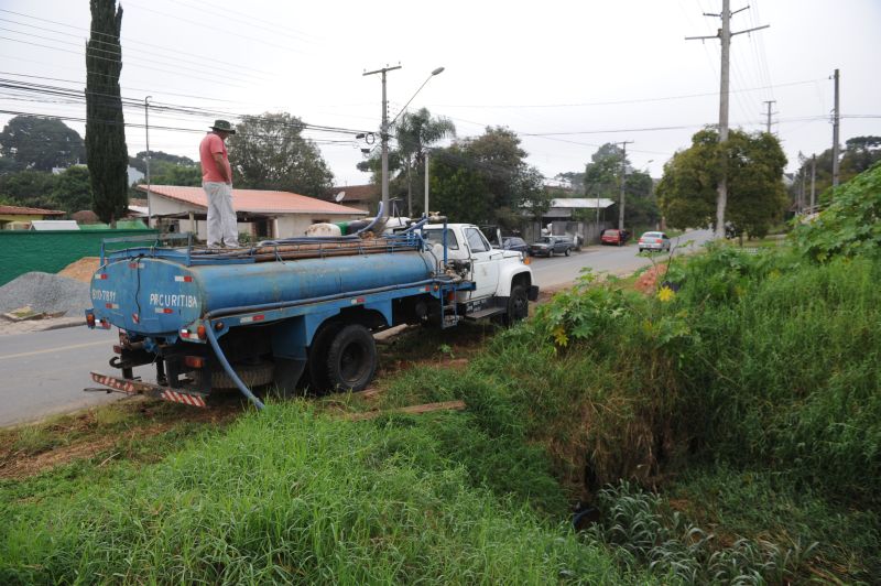 Foto enviada por leitor mostra caminhão retirando água de córrego em Curitiba | Leitor/Arquivo pessoal