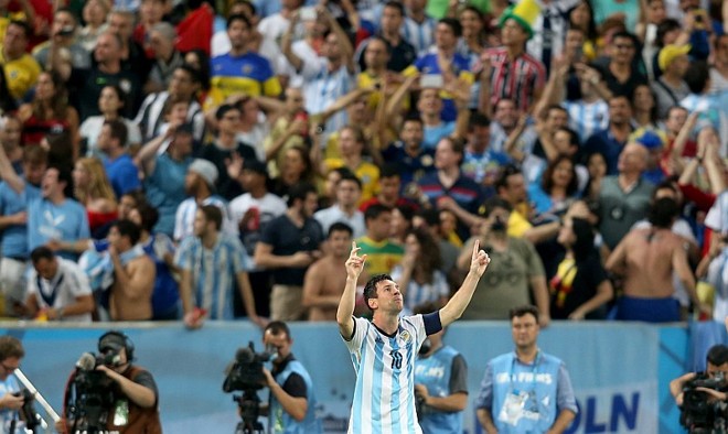 Messi e o Maracanã:O craque argentino passou em branco na Copa de 2010. No Brasil, ele mostrou que a história será diferente. Logo na estreia contra a Bósnia marcou um golaço no Maracanã, passando por três defensores. Foi o segundo na vitória dos hermanos por 2 a 1. |