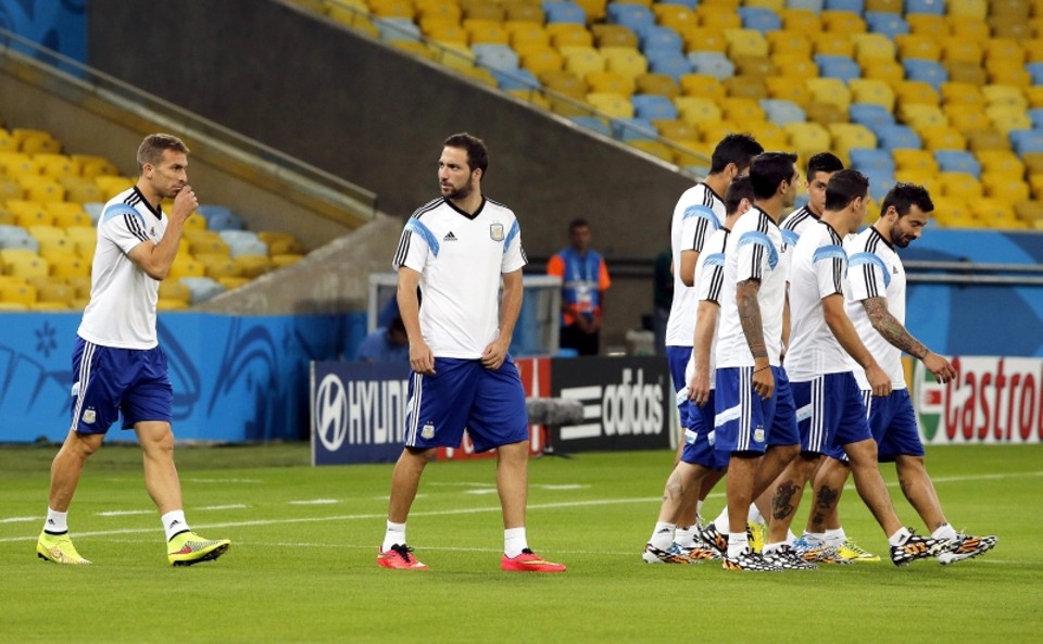 Lavezzi (à frente no grupo) e Higuaín (à esq.) brigam por uma vaga no ataque | Abedin Taherkenareh/EFE