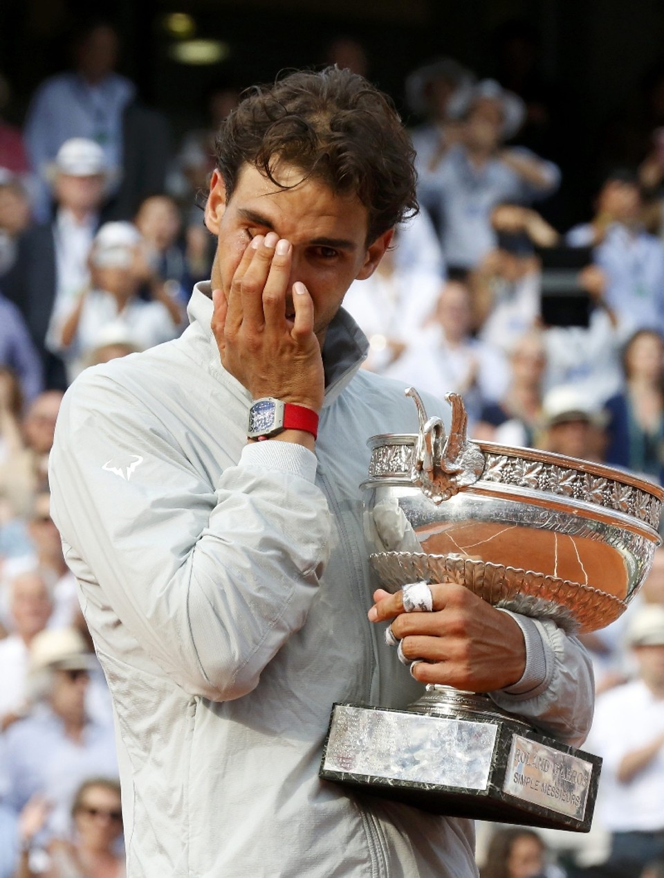 Nadal atinge recorde em Paris Nadal se emociona ao comemorar o feito histórico após novo triunfo em Roland Garros | Jean-Paul Pelissier/ Reuters