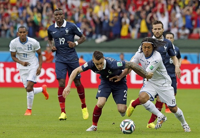 Debuchy divide jogada com Espinoza | 