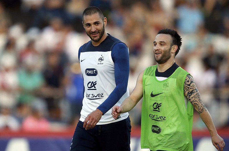 Benzema treina ao lado de Valbuena. Atacante virou a principal estrela da França após o corte de Ribéry | Charles Platiau / Reuters