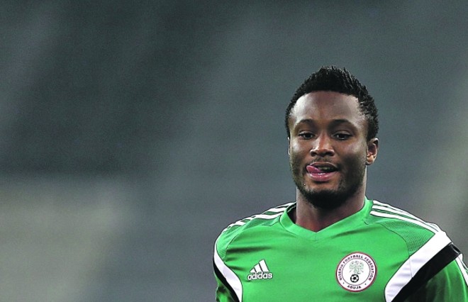 Mikel (Nigéria):Tem 313 jogos pelo Chelsea. Marcador alto e forte, mas que sabe sair para o jogo. Tanto que na seleção veste a camisa 10 e muitas vezes assume o papel de armador. Chama-se John Michael Nchekwube Obinna, mas foi inscrito por engano como Mikel em vez de Michael em um torneio de base e adotou o nome |